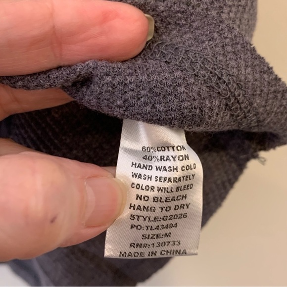 UMGEE NWT grey waffle knit button up vneck‎ top. Size M - Picture 8 of 9